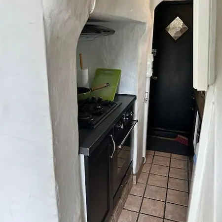 Cozy In Popular Street דירה *